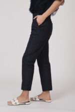 Model trägt ein Outfit der Marke Susanne Bommer in marine-blau bestehend aus einer Stoffhose