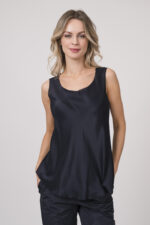 Model trägt ein Outfit der Marke Susanne Bommer in marine-blau bestehend aus: ärmellosem Seidentop