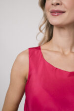 Model trägt ein pinkes Seidentop der Marke Susanne Bommer.