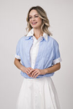 Model trägt eine doppelte Bluse in weiß und hellblau der Marke Dorothee Schumacher.