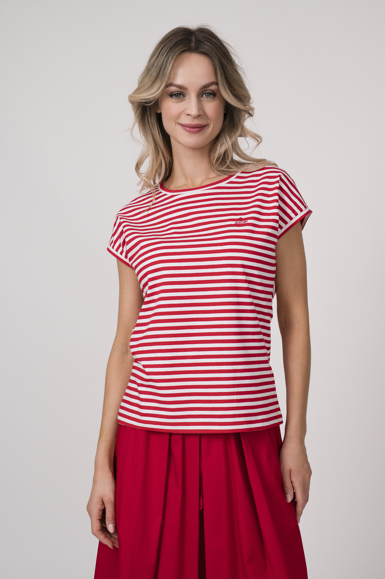 Model trägt ein rot-weiß gestreiftes Shirt der Marke Joop!