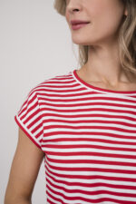 Model trägt ein rot-weiß gestreiftes Shirt der Marke Joop!