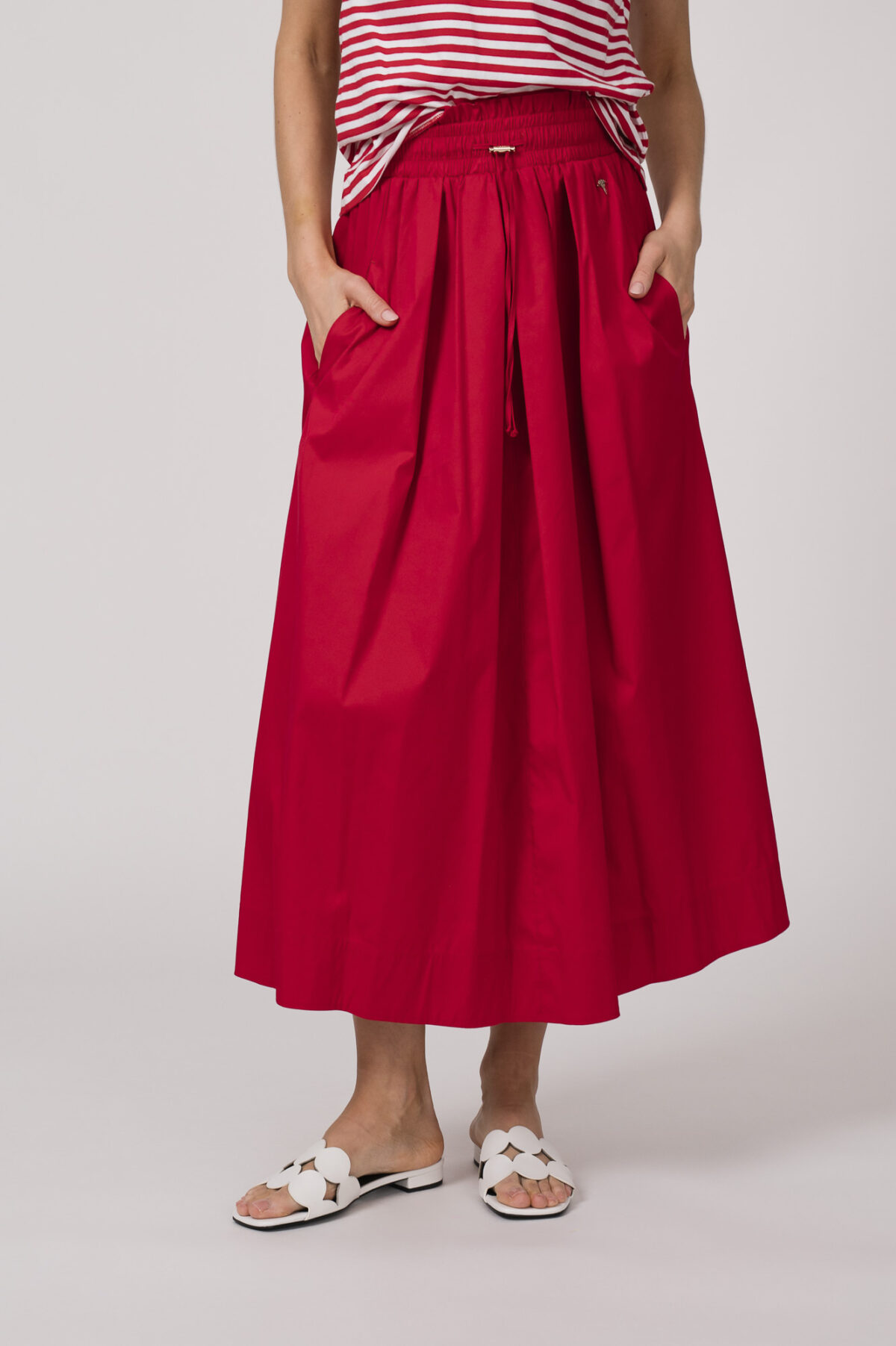 Model trägt einen roten Rock der Marke Joop!