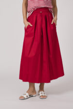 Model trägt einen roten Rock der Marke Joop!