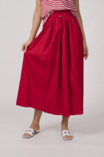 Model trägt einen roten Rock der Marke Joop!