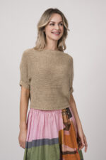 Model trägt einen beigen Kurzarm-Pullover der Marke Talking Walls.