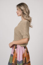 Model trägt einen beigen Kurzarm-Pullover der Marke Talking Walls.