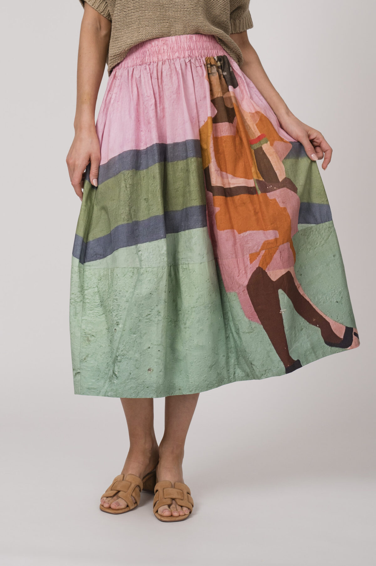 Model trägt einen bunt gemusterten Rock der Marke Talking Walls.