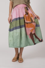 Model trägt einen bunt gemusterten Rock der Marke Talking Walls.