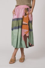 Model trägt einen bunt gemusterten Rock der Marke Talking Walls.