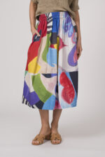 Model trägt einen bunten Rock der Marke Talking Walls.