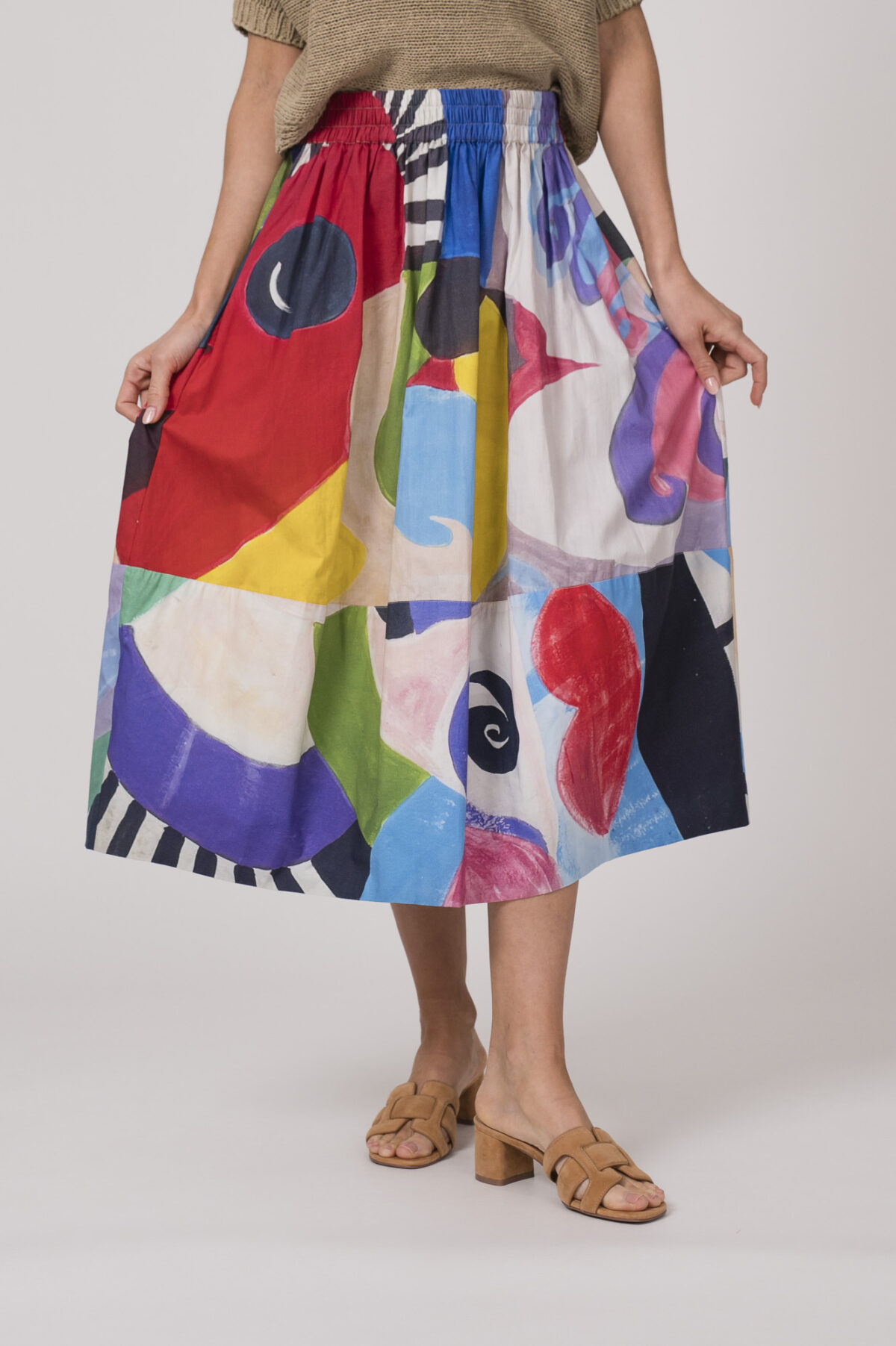 Model trägt einen bunten Rock der Marke Talking Walls.