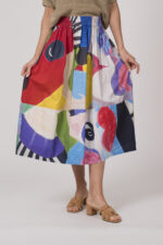 Model trägt einen bunten Rock der Marke Talking Walls.