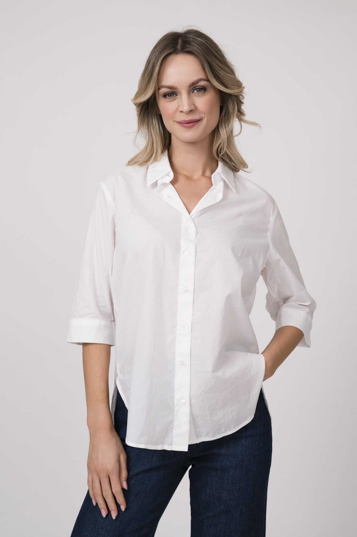 Model trägt eine weiße Bluse der Marke Rossana Diva.