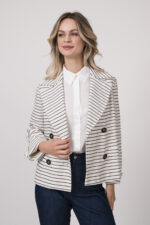 Model trägt eine weiß-dunkelblau gestreifte Blazerjacke der Marke Luisa Cerano, und eine weiße Bluse der Marke Rossana Diva.