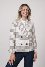 Model trägt eine weiß-dunkelblau gestreifte Blazerjacke der Marke Luisa Cerano, und eine weiße Bluse der Marke Rossana Diva.