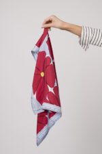 Model zeigt ein buntes Tuch der Marke Luisa Cerano