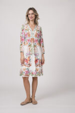 Model trägt weißes kurzes Kleid mit floralem Muster der Marke Hale Bob.