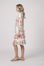 Model trägt weißes kurzes Kleid mit floralem Muster der Marke Hale Bob.