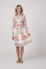 Model trägt weißes kurzes Kleid mit floralem Muster der Marke Hale Bob.