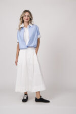 Model trägt eine doppelte Bluse in weiß und hellblau der Marke Dorothee Schumacher und einen weißen Rock der Marke Joop!