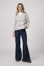 Weiß-dunkelblau gestreifter Blazerjacke der Marke Luisa Cerano, weiße Bluse der Marke Rossana Diva und Jeans der Marke 7 for all mankind.