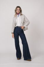 Weiß-dunkelblau gestreifter Blazerjacke der Marke Luisa Cerano, buntes Tuch der Marke Luisa Cerano, weiße Bluse der Marke Rossana Diva und Jeans der Marke 7 for all mankind.