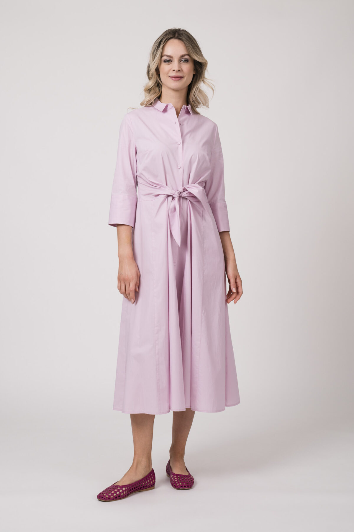 Model trägt ein langes Kleid in Rosa der Marke Rosso35.