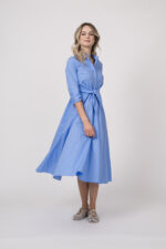 Model trägt ein langes Kleid in Blau der Marke Rosso35.