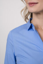 Model trägt ein langes Kleid in Blau der Marke Rosso35.