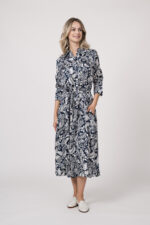 Model trägt ein langes Kleid der Marke Joop! mit blau-weißem Muster.