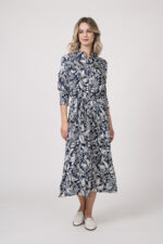 Model trägt ein langes Kleid der Marke Joop! mit blau-weißem Muster.