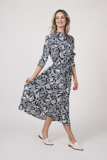 Model trägt ein langes Kleid der Marke Joop! mit blau-weißem Muster.