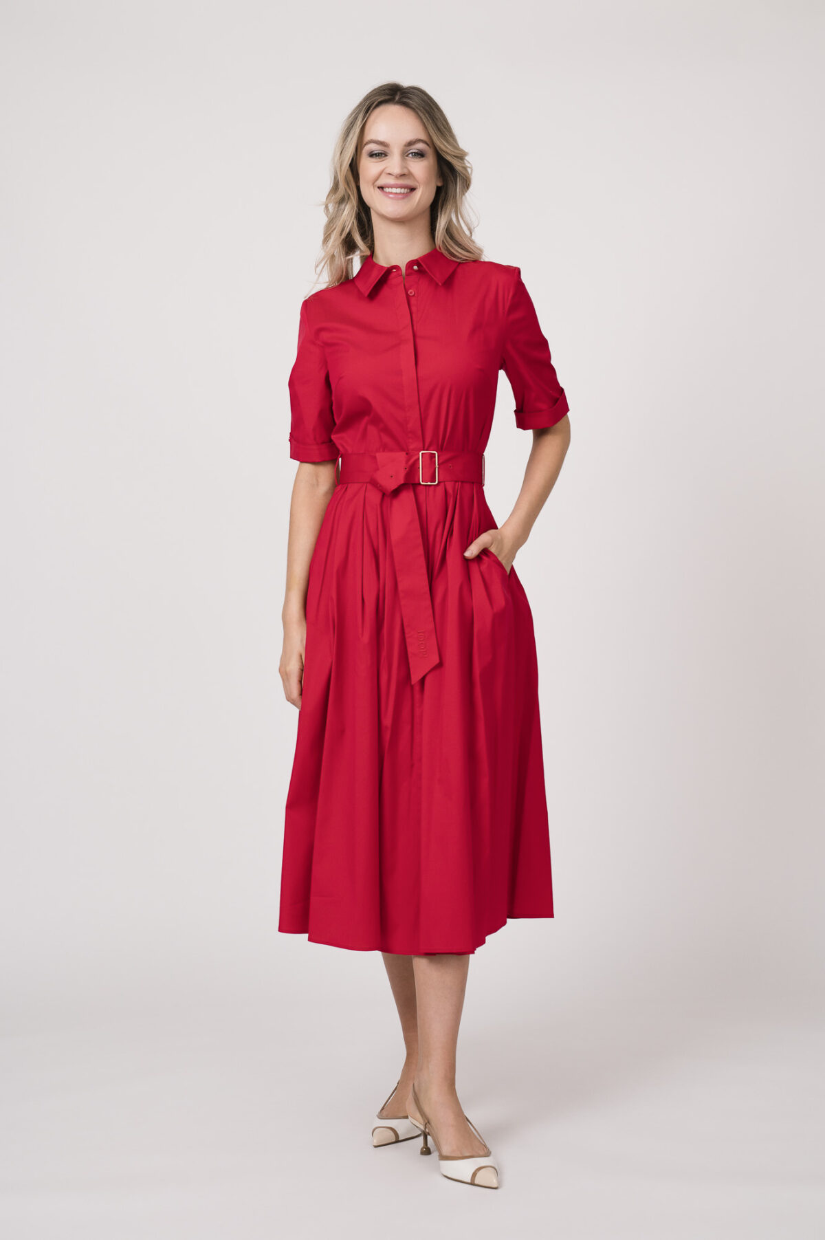 Model trägt ein langes Kleid der Marke Joop! in der Farbe Rot.