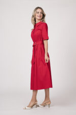 Model trägt ein langes Kleid der Marke Joop! in der Farbe Rot.