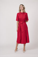 Model trägt ein langes Kleid der Marke Joop! in der Farbe Rot.