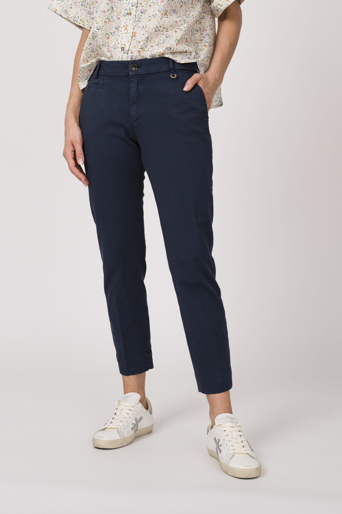 Model trägt eine Bluse der Marke Rossana Diva mit Blumenmuster. Dazu eine Hose der Marke Mason's in Marine.