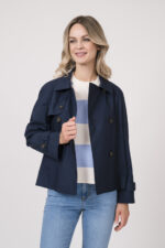 Model trägt einen blau-weiß gestreiften Pullover der Marke Dorothee Schumacher, dazu eine Jeans der Marke Closed in hellblau und eine Jacke der Marke Cinzia Rocca in Marine.