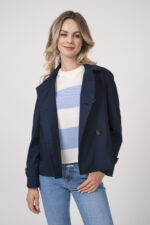 Model trägt einen blau-weiß gestreiften Pullover der Marke Dorothee Schumacher, dazu eine Jeans der Marke Closed in hellblau und eine Jacke der Marke Cinzia Rocca in Marine.