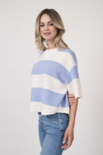 Model trägt einen blau-weiß gestreiften Pullover der Marke Dorothee Schumacher, dazu eine Jeans der Marke Closed in hellblau.