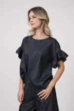 Model trägt ein denim Kurzarmshirt der Marke Susanne Bommer, dazu die passenden Jeans der Marke Susanne Bommer.