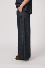 Model trägt ein denim Kurzarmshirt der Marke Susanne Bommer, dazu die passenden Jeans der Marke Susanne Bommer.