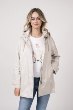 Model trägt einen Lounge-Sweater der Marke Sustyle in Weiß mit Motiv in Pink auf der Vorderseite. Dazu eine Jeans der Marke True Religion in Mittelblau. Eine Jake der Marke Duno in der Farbe Champagner.