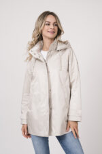 Model trägt einen Lounge-Sweater der Marke Sustyle in Weiß mit Motiv in Pink auf der Vorderseite. Dazu eine Jeans der Marke True Religion in Mittelblau. Eine Jake der Marke Duno in der Farbe Champagner.