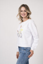 Model trägt einen Lounge-Sweater der Marke Sustyle in Weiß mit Motiv in Pink auf der Vorderseite. Dazu eine Jeans der Marke True Religion in Mittelblau.