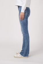 Model trägt einen Lounge-Sweater der Marke Sustyle in Weiß mit Motiv in Pink auf der Vorderseite. Dazu eine Jeans der Marke True Religion in Mittelblau.