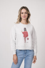 Model trägt einen Lounge-Sweater der Marke Sustyle in Hellgrau mit Motiv auf der Vorderseite. Dazu eine Jeans der Marke 7 for all mankind in Mittelblau.