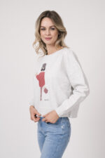 Model trägt einen Lounge-Sweater der Marke Sustyle in Hellgrau mit Motiv auf der Vorderseite. Dazu eine Jeans der Marke 7 for all mankind in Mittelblau.