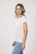 Model trägt einen Kurzarmpulli der Marke Joop! in Weiß, eine Jeans der Marke 7 for all mankind in hellblau.