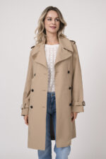 Model trägt einen Kurzarmpulli der Marke Joop! in Weiß, eine Jeans der Marke 7 for all mankind in hellblau, einen Mantel der Marke Save the Duck in Camel.